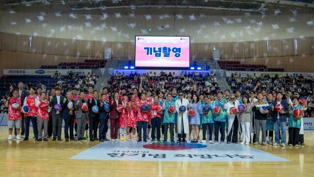 '2026 희망의 씨앗과 스타와 함께하는 희망농구' 자선경기 참가자들이 기념 촬영을 하고 있다. /한기범 희망나눔 제공