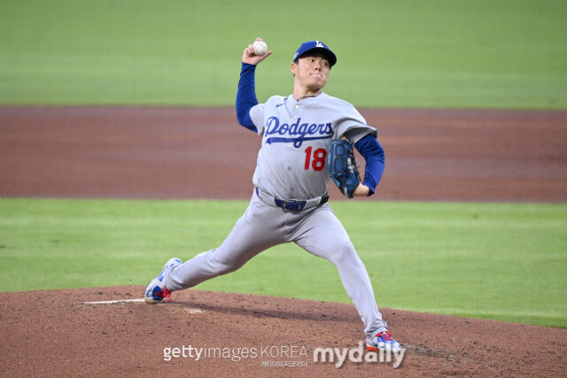 다저스가 애틀랜타를 3승 1패로 꺾고 NLCS에 진출했다. 7일 애틀랜타와 경기에 선발 등판에 투구하는 다저스 투수 야마모토 요시노부. /게티이미지코리아