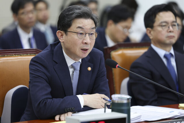 이억원 금융위원장이 8일 서울 여의도 국회에서 열린 정무위원회 국정감사에서 질의에 답하고 있다. /뉴시스