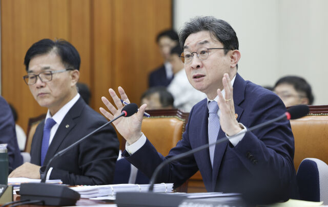 이억원 금융위원장이 8일 서울 여의도 국회에서 열린 정무위원회 국정감사에서 질의에 답하고 있다. /뉴시스