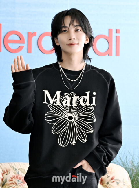 [MD포토] 세븐틴 정한, '매력적인 손인사'