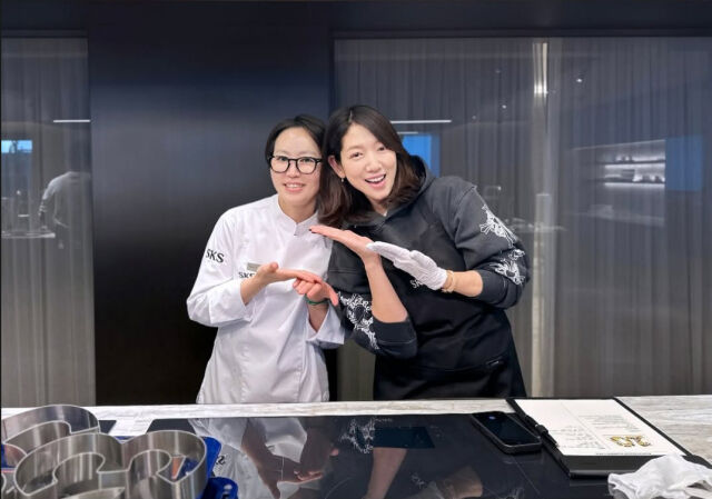 파티시에 안서리(왼쪽)과 배우 박신혜가 나란히 서 기념사진을 찍고 있다. / 박신혜 소셜미디어 