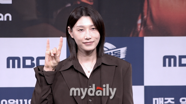 김연경, 양효진, 세븐틴 부승관이 8일 서울 마포구 MBC 마우스홀에서 열린 ‘신인감독 김연경2‘ 제작발표회에 참석해 포즈를 취하고 있다. / 마이데일리.