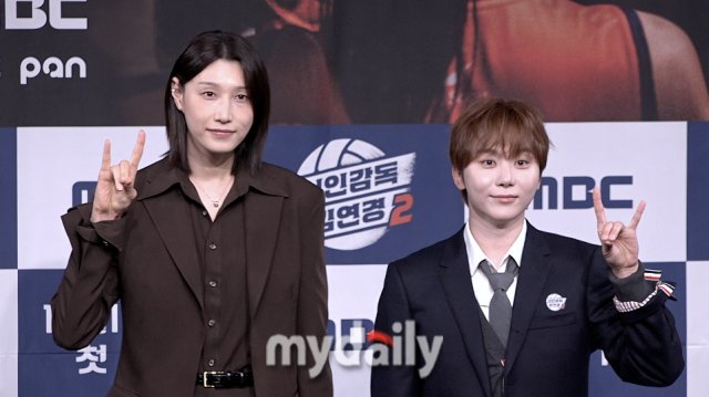 전 배구선수 김연경과 세븐틴 부승관이 8일 서울 마포구 MBC 마우스홀에서 열린 ‘신인감독 김연경2‘ 제작발표회에 참석해 포즈를 취하고 있다. / 마이데일리