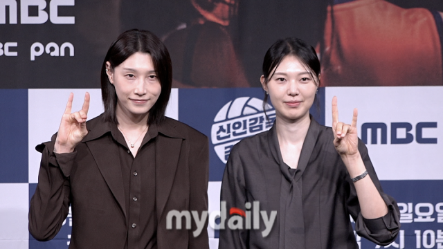 전 배구선수 김연경과 양효진이 8일 서울 마포구 MBC 마우스홀에서 열린 ‘신인감독 김연경2‘ 제작발표회에 참석해 포즈를 취하고 있다. / 마이데일리