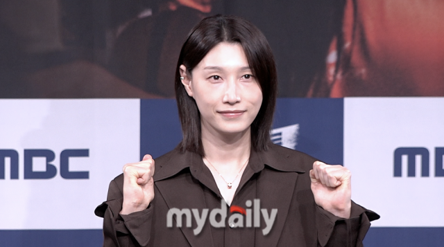 전 배구선수 김연경이 8일 서울 마포구 MBC 마우스홀에서 열린 ‘신인감독 김연경2‘ 제작발표회에 참석해 포즈를 취하고 있다. / 마이데일리