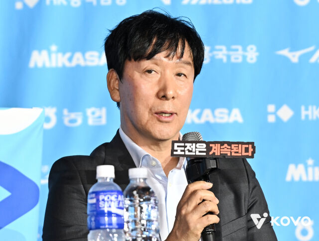 신영철 OK저축은행 감독이 8일 오후 서울시 강남구 청담동 베라호텔 3층 베르사이유홀에서 열린 2026-27시즌 V-리그 남자부 미디어데이 도중 인사말을 하고 있다./한국배구연맹(KOVO) 제공