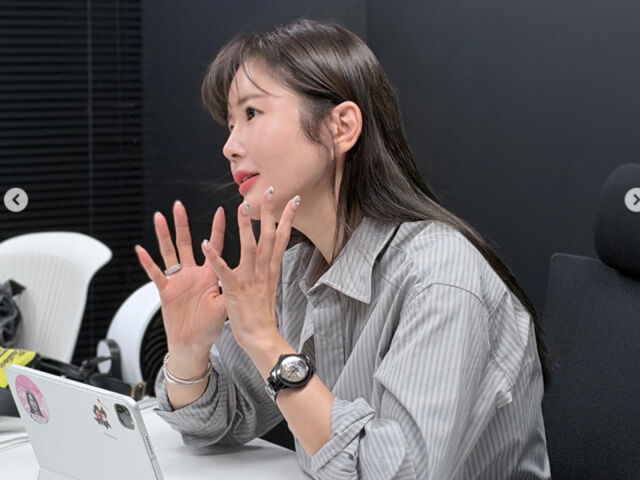 장영란이 진지한 얼굴로 직원들과 회의를 하고 있다. / 장영란 소셜미디어 