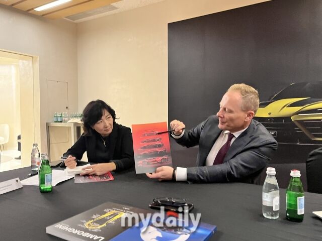 8일 서울 광진구 그랜드워커힐 비스트홀에서 열린 ‘람보르기니 데이 코리아’ 행사 중 진행된 미디어 인터뷰에서 답변하고 있는 밋챠 보커트 총괄(오른쪽). /심지원 기자