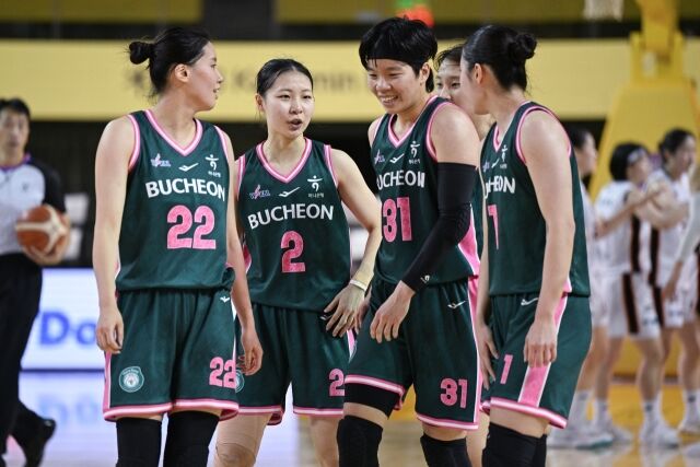 부천 하나은행 고서연이 8일 청주체육관에서 열린 2026 WKBL 박신자컵 아산 우리은행 우리원과의 경기서 동료들과 기뻐하고 있다./WKBL 제공