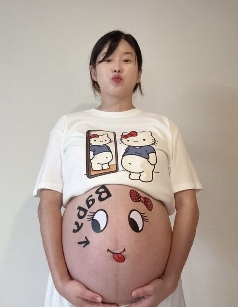 &lsquo;김해준&hearts;&rsquo; 김승혜, 출산 전 만삭 사진&hellip;배에 스티커 붙이고 &lsquo;찰칵&rsquo;
