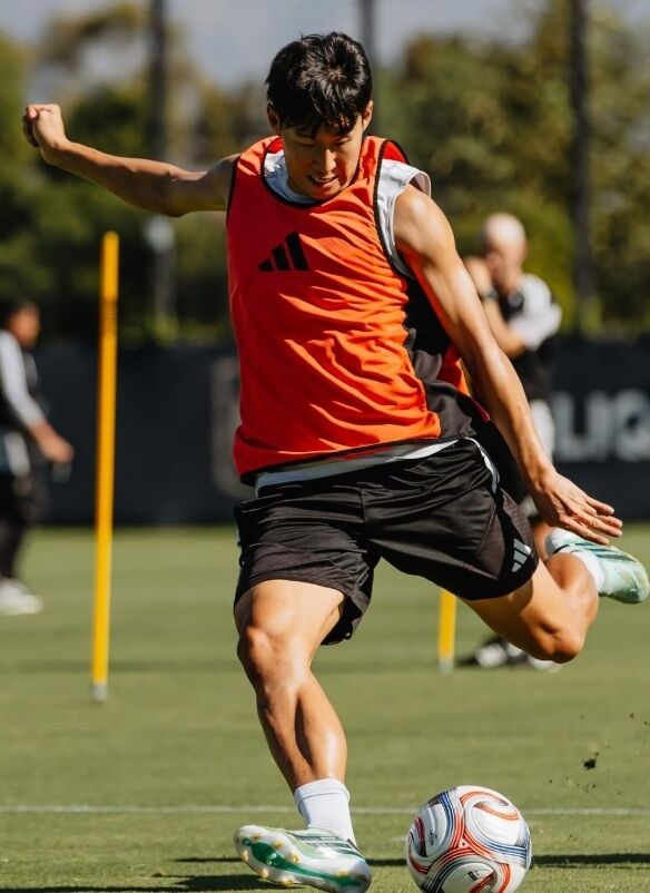 LAFC에 복귀한 손흥민이 팀 훈련에서 슈팅하고 있다./LAFC