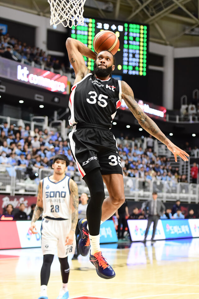 패리스 배스가 덩크슛을 하고 있다./KBL 제공