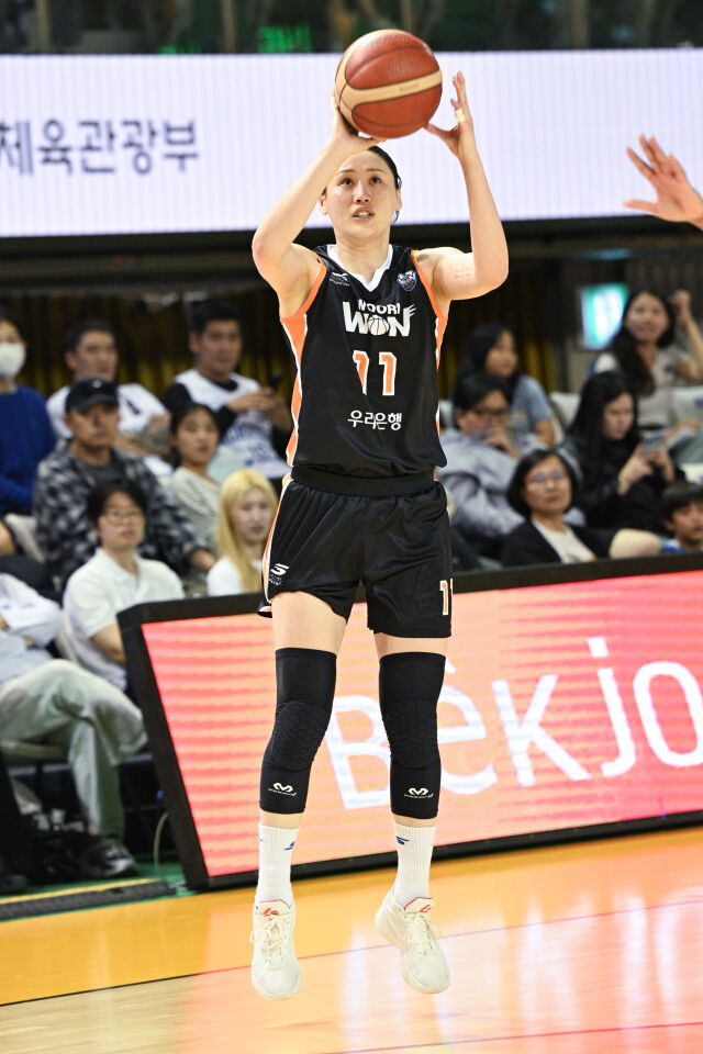 강이슬이 슛을 하고 있다./WKBL 제공