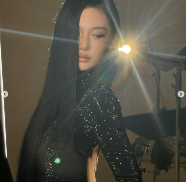 닝닝은 지난 9일 자신의 SNS에 "BAZZAR CHINA BTS"라는 글과 함께 여러 장의 화보 비하인드 컷을 공개하며 눈부신 미모를 과시했다. /닝닝 소셜미디어