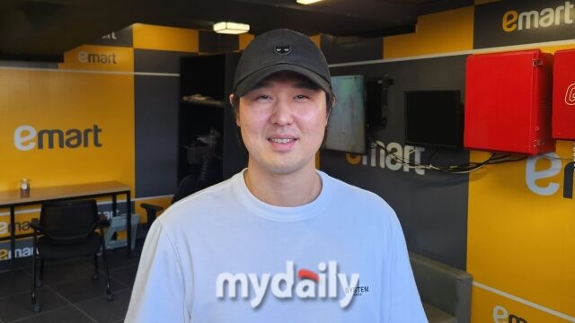 최정이 10월 9일 인천 SSG 랜더스필드에서 열린 삼성 라이온즈전 취재진과 인터뷰를 하고 있다./수원=김경현 기자