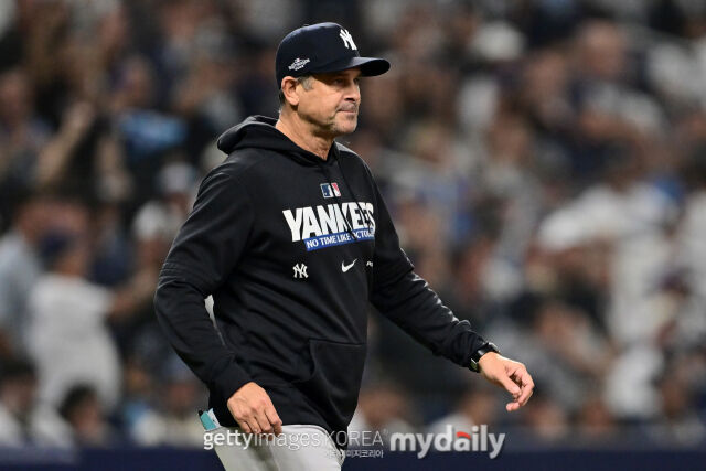 메이저리그(MLB) 뉴욕 양키스 애런 저지(가운데)가 지난 8일(한국식각) 열린 탬파베이와 아메리칸리그 디비전시리즈 3차전 도중 팀 동료 조지 롬바르디 주니어와 폴 골드슈미트와 함께 더그아웃에서 경기를 지켜보고 있다./게티이미지코리아