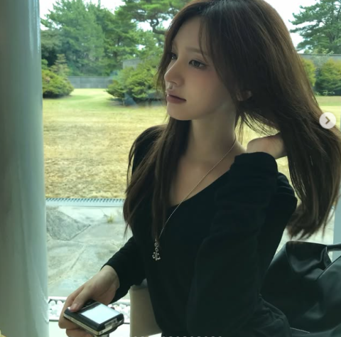 '제주 여신' 리즈의 귀향, 블랙 브이넥에 드러난 '시선 강탈' 슬림 몸매