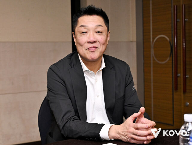 마나베 마사요시 IBK기업은행 감독이 지난 7일 열린 2026-27시즌 V-리그 여자부 미디어데이 행사 전 현장 취재진과 인터뷰를 진행하고 있다./한국배구연맹(KOVO) 제공