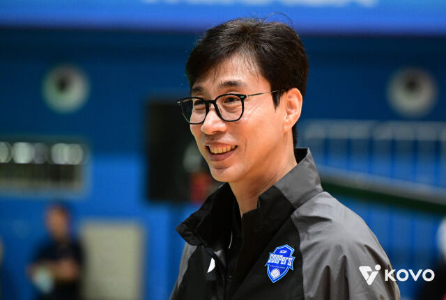 김세진 SOOP 감독이 11일 여수 진남체육관에서 열리는 IBK기업은행과 2026 프로배구컵대회 A조 조별리그 첫 경기를 앞두고 코트를 바라보고 있다./한국배구연맹(KOVO) 제공