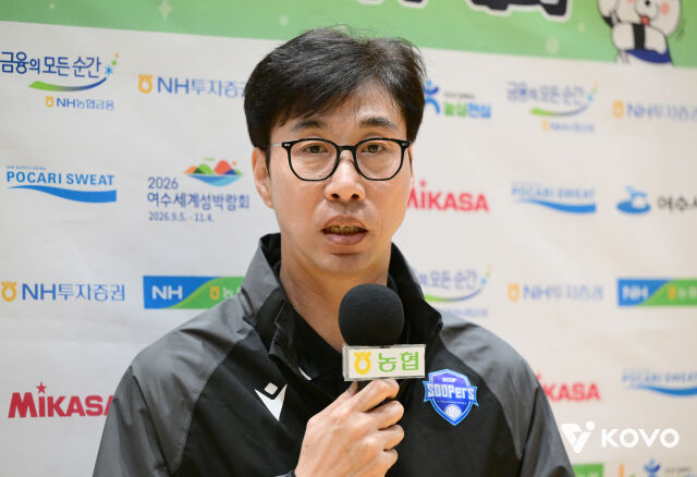 김세진 SOOP 감독이 11일 여수 진남체육관에서 열리는 IBK기업은행과 2026 프로배구컵대회 A조 조별리그 첫 경기를 앞두고 중계방송사와 사전 인터뷰를 진행하고 있다./한국배구연맹(KOVO) 제공