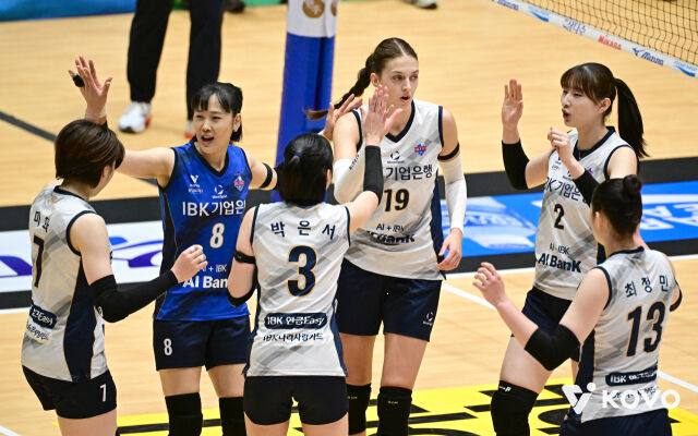 IBK기업은행 선수들이 11일 전남 여수시 진남체욱관에서 열린 2026 컵대회 A조 조별리그 첫 상대인 SOOP과 경기에서 공격 성공 후 환호하고 있다./한국배구연맹(KOVO) 제공