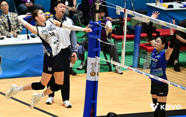 IBK기업은행 빅토리아가 11일 전남 여수시 진남체욱관에서 열린 2026 컵대회 A조 조별리그 첫 상대인 SOOP과 경기 도중 상대 블로커 사이로 스파이크를 시도하고 있다./한국배구연맹(KOVO) 제공