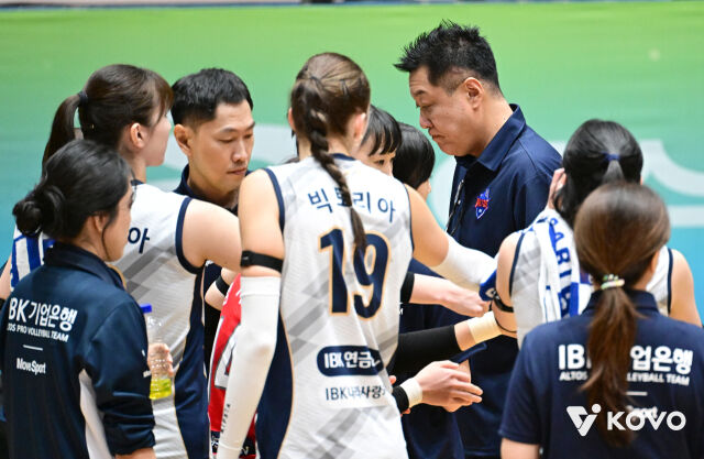 마나베 마사요시 IBK기업은행 감독이 11일 전남 여수시 진남체욱관에서 열린 2026 컵대회 A조 조별리그 첫 상대인 SOOP과 경기 도중 타임아웃에 선수들을 상대로 작전 지시를 내리고 있다./한국배구연맹(KOVO) 제공