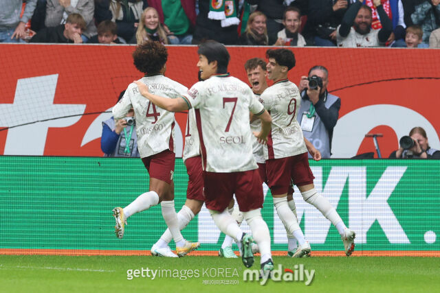 아우크스부르크의 설영우가 바이에른 뮌헨과의 2026-27시즌 분데스리가 5라운드에서 팀 동료들과 환호하고 있다./게티이미지코리아
