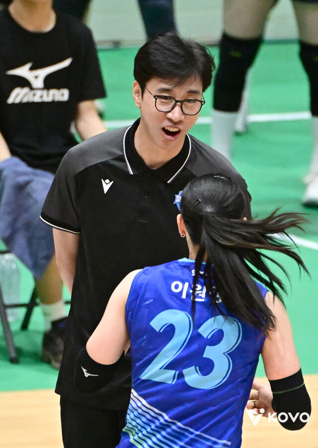 김세진 SOOP 감독이 11일 열린 IBK기업은행과 프로배구 컵대회 여자부 A조 조별리그 첫 경기 도중 세터 이원정과 이야기를 나누고 있다.//한국배구연맹(KOVO) 제공