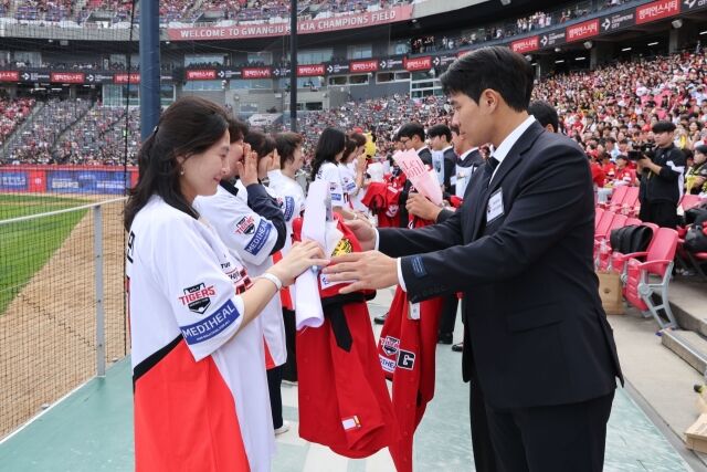 KIA 이호민이 11일 광주 KIA챔피언스필드에서 어머니와 함께 신인입단행사를 하고 있다./KIA 타이거즈 제공