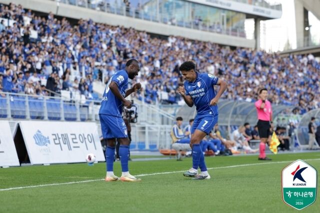 루이스(왼쪽)가 해트트릭을 기록한 수원이 안산에 대승을 거뒀다./프로축구연맹 제공