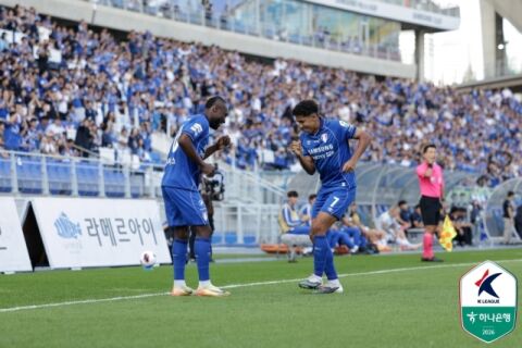 '루이스 해트트릭' 수원, 안산 대파하고 K리그2 선두 질주