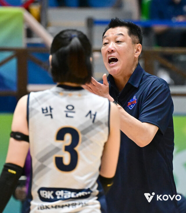 마나베 마사요시 IBK기업은행 감독이 11일 열린 SOOP과 2026 프로배구 컵대회 여자부 A조 조별리그 첫 경기 도중 세터 박은서에게 작전 지시를 하고 있다./한국배구연맹(KOVO) 제공