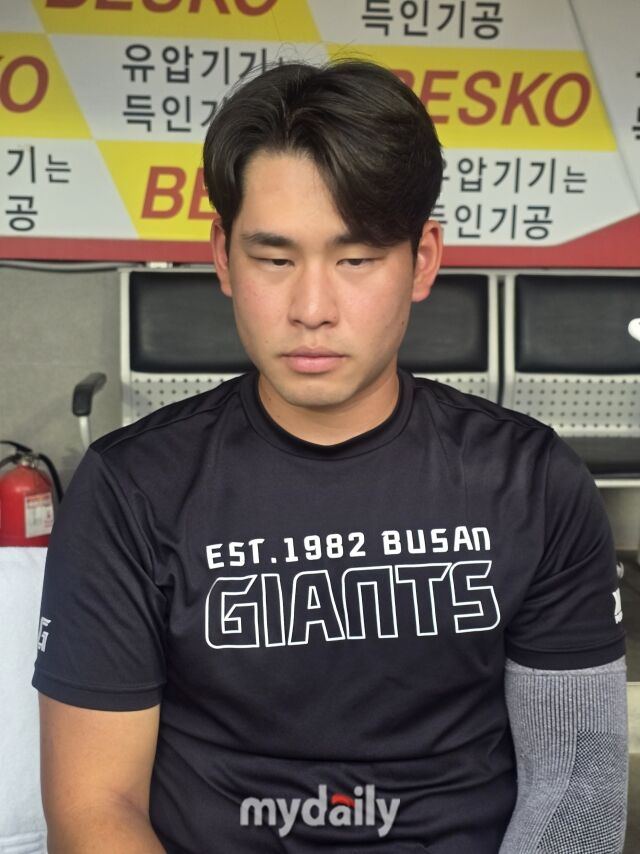 롯데 자이언츠 김진욱이 11일 광주 KIA챔피언스필드에서 인터뷰하고 있다./광주=김진성 기자 kkomag@mydaily.co.kr