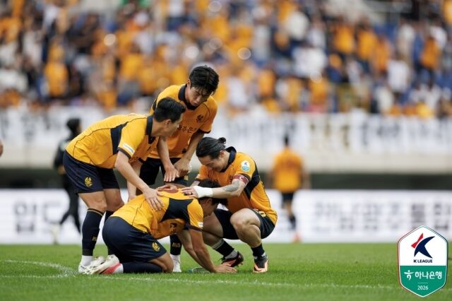 광주FC 선수들이 11일 광주월드컵경기장에서 열린 울산 HD와의 31라운드 홈 경기에서 득점한 후 기뻐하고 있다./프로축구연맹 제공