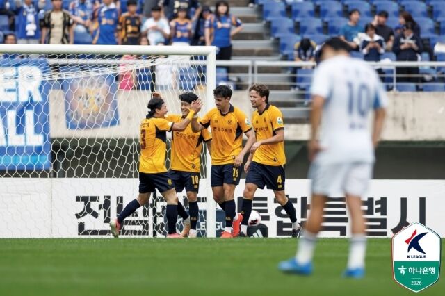 광주FC 선수들이 11일 광주월드컵경기장에서 열린 울산 HD와의 31라운드 홈 경기에서 득점한 후 기뻐하고 있다./프로축구연맹 제공