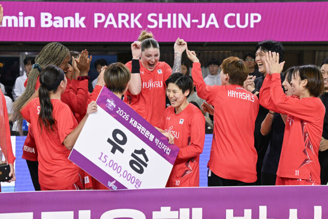 후지쯔 레드위이브가 11일 청주체육관에서 열린 2026 KB국민은행 박신자컵 결승전에서 아산 우리은행을 꺾고 우승을 차지했다./WKBL 제공