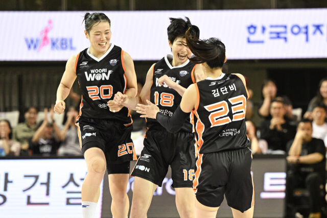 11일 청주체육관에서 열린 2026 KB국민은행 박신자컵 결승전에서 득점한 뒤 기뻐하고 있는 아산 우리은행 선수들./WKBL 제공