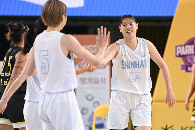 11일 청주체육관에서 열린 2026 KB국민은행 박신자컵 3·4위 결정전에서 득점 후 하이파이브하고 있는 인천 신한은행 선수단./WKBL 제공