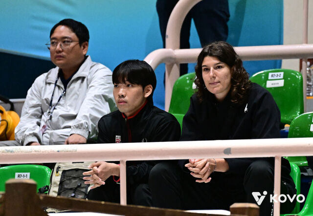 정관장 부키리치가 11일 열린 흥국생명과 2026 프로배구 컵대회 여자부 A조 조별리그 첫 경기에 부상으로 결장했다. 부키리치가 관계자석에 앉아 소속팀 경기를 지켜보고 있다./한국배구연맹(KOVO) 제공