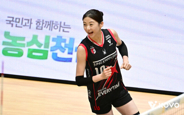 정관장 박혜민이 11일 열린 흥국생명과 2026 프로배구 컵대회 여자부 A조 조별리그 첫 경기 도중 공격 득점을 올린 뒤 기뻐하고 있다./한국배구연맹(KOVO) 제공