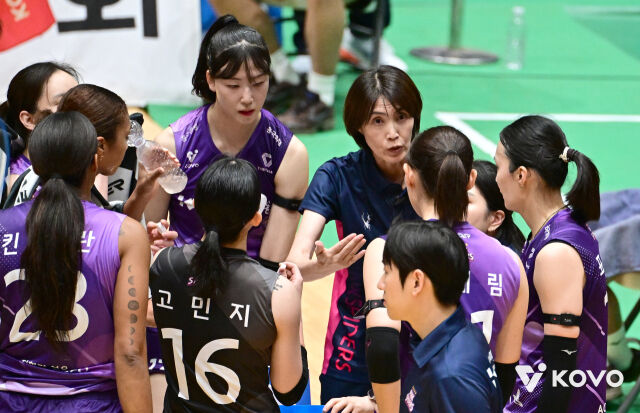 요시하라 토모코 흥국생명 감독이 11일 열린 정관장과 2026 프로배구 컵대회 여자부 A조 조별리그 첫 경기 타임아웃 도중 선수들에게 작전 지시를 하고 있다./한국배구연맹(KOVO) 제공