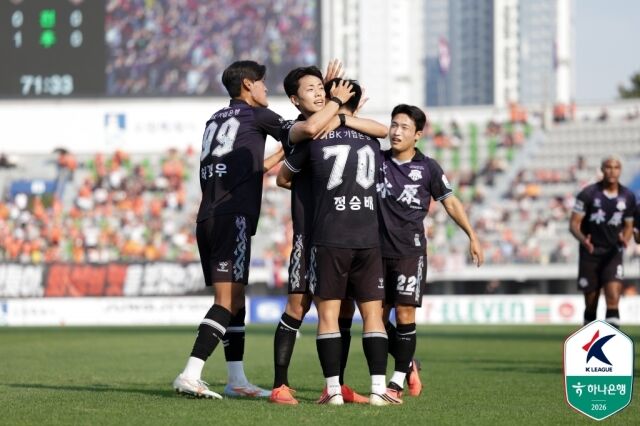 2026년 10월 9일 수원종합운동장에서 열린 화성FC와의 홈 경기에서 득점 후 기뻐하고 있는 수원FC./프로축구연맹 제공