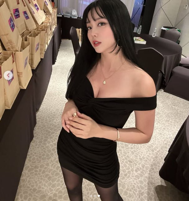 지난 11일 홍진영은 자신의 SNS에 "요즘 많이들 하길래 저도 해보았어요? ㅋㅋㅋ 얼굴이 나 아닌 거 같아. AI 안 먹히는 얼굴인가"라는 글과 함께 영상을 게재했다. /홍진영 소셜미디어