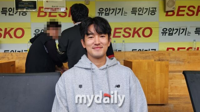 고영표가 10월 11일 대구 삼성 라이온즈파크에서 열린 삼성 라이온즈전을 마치고 인터뷰를 하고 있다./대구=김경현 기자