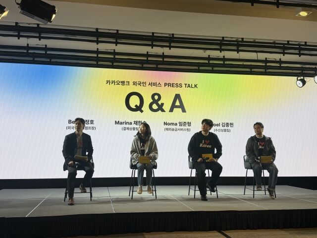 카카오뱅크는 12일 서울 노보텔 앰배서더 동대문에서 ‘외국인 서비스 프레스톡’을 열고 외국인통장과 체크카드, 해외송금 등을 포함한 종합 금융서비스를 선보였다. /정수미 기자