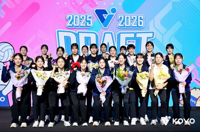 한국배구연맹은 오는 28일 2026-27시즌 여자부와 남자부 신인 드래프트를 개최한다. 지난해(2025년) 신인 드래프트에서 지명을 받은 선수들이 한자리에 모여 기념촬영하고 있다./한국배구연맹(KOVO) 제공