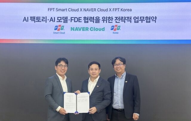 네이버클라우드가 베트남 대표 IT 기업 FPT와 AI 팩토리 및 GPUaaS 사업 추진을 위한 업무협약을 체결했다. (왼쪽부터) 김유원 네이버클라우드 대표, 레 홍 비엣(Le Hong Viet) FPT 코퍼레이션 스마트클라우드 대표, 레 쑤안 록 (Le Xuan Loc) FPT Korea 수석부사장. /네이버클라우드