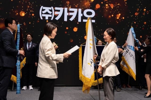 지난 9일 공주에서 열린 ‘2026년 전통시장 및 상점가 활성화 유공 포상’ 시상식에서 이소영 중소벤처기업부 장관(가운데 왼쪽)이 양현서 카카오 상생사업 성과리더에게 국무총리표창을 수여하고 있다. /카카오